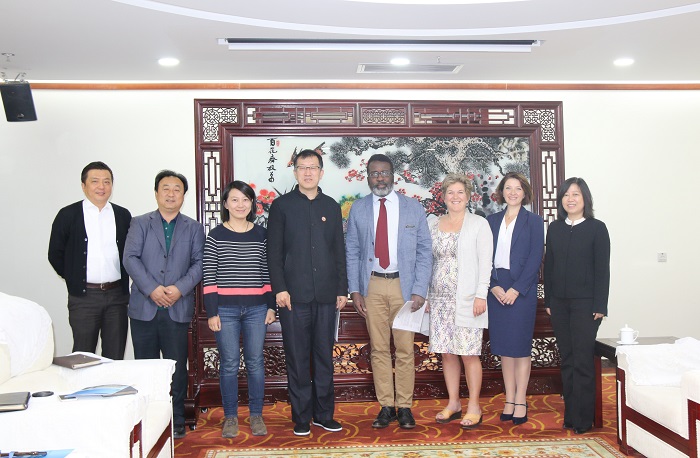Taylor & Francis Group and Chinese Academy of Social Sciences Evaluation Studies representatives meet to confirm new partnership. 